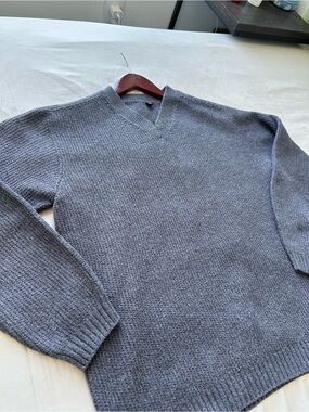 Uniqlo Men's Heather Gray V-Neck Textured Sweater